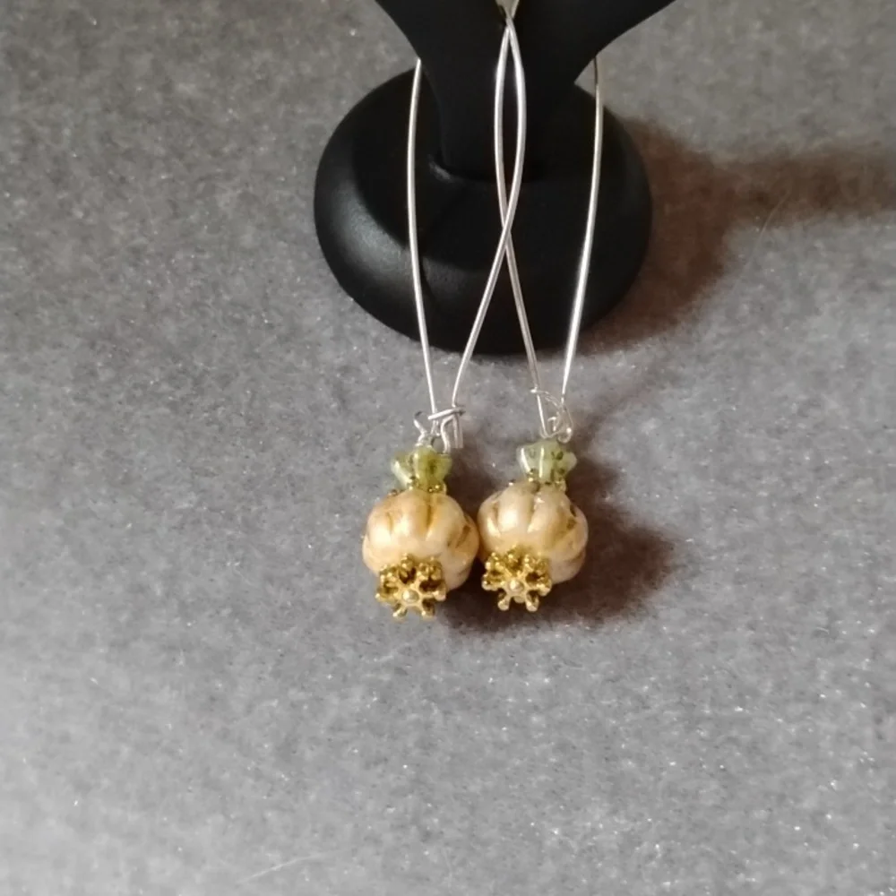 🎃Hand Crafted Pumpkin Beaded Earrings🎃 - Picture 3 of 4